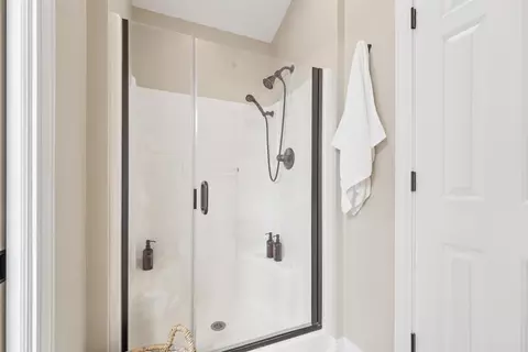 Bath - 4232 N Terraview Dr, Appleton, WI 54913 photo 6 of 8