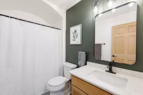 Bath - n9433 Evan Street, Appleton, WI 54915 photo 2 of 3