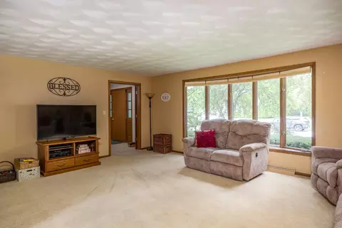 Living - 1715 N Viola St, Appleton, WI 54911 photo 2 of 4