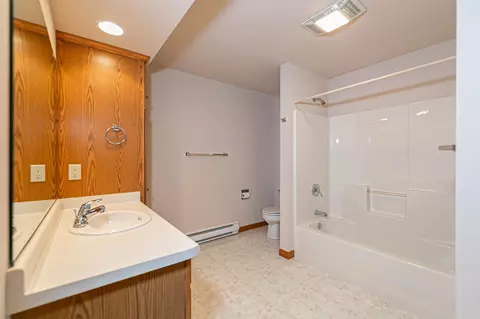 Bath - w2759 Brookhaven Drive, Appleton, WI 54915 photo 5 of 7