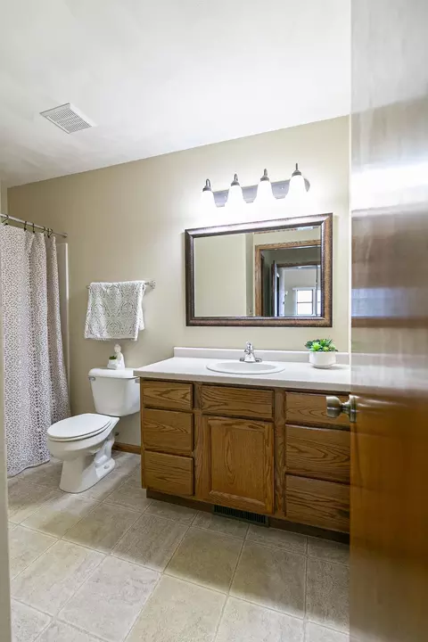 Bath - w2759 Brookhaven Drive, Appleton, WI 54915 photo 3 of 7