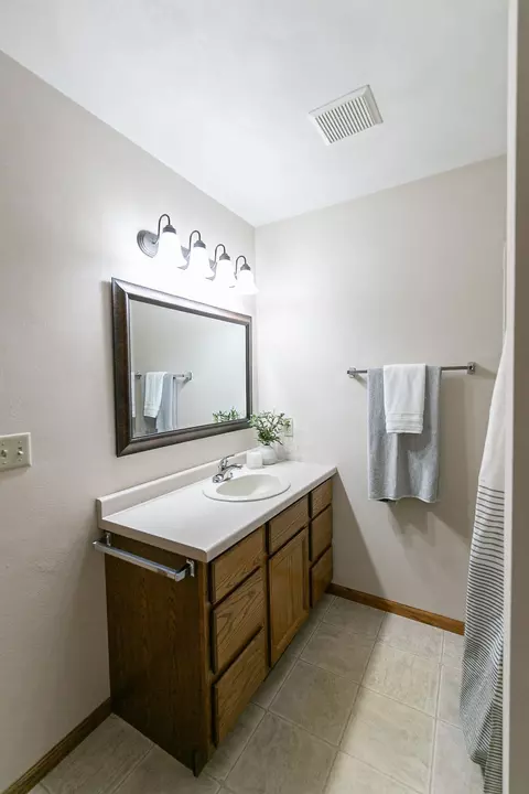 Bath - w2759 Brookhaven Drive, Appleton, WI 54915 photo 2 of 7