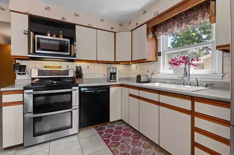 Kitchen - 418 S Weimar St, Appleton, WI 54915 photo 2 of 4
