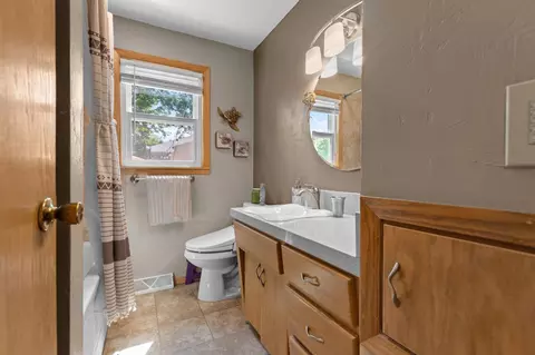 Bath - 418 S Weimar St, Appleton, WI 54915 photo 1 of 4