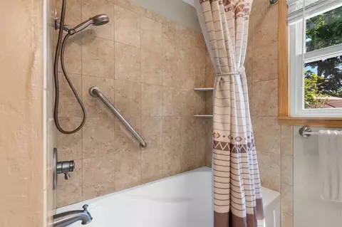 Bath - 418 S Weimar St, Appleton, WI 54915 photo 2 of 4
