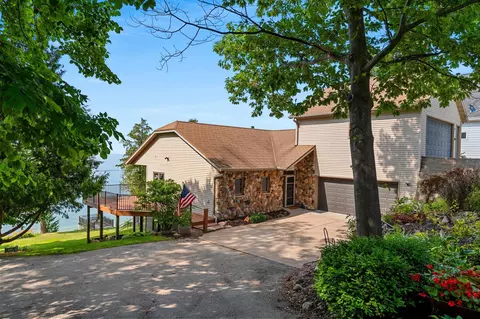 5153 Edgewater Beach Rd, Green Bay, WI 54311