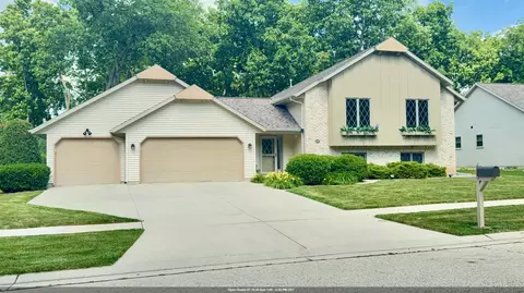 1071 Woodcrest Dr, Fond Du Lac, WI 54935