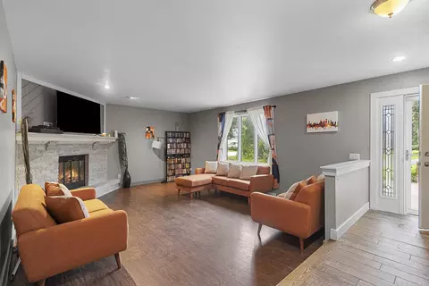 Living - 24 Greves Ct, Appleton, WI 54914 photo 1 of 5