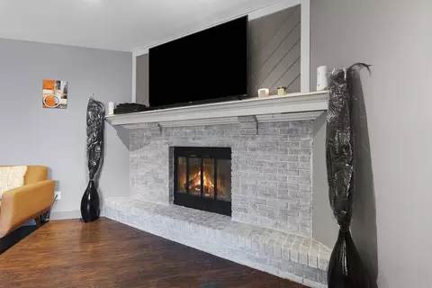 Living - 24 Greves Ct, Appleton, WI 54914 photo 3 of 5