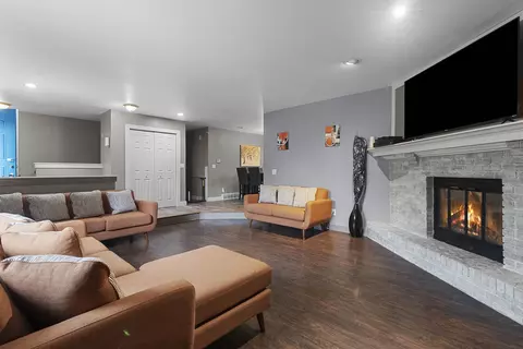 Living - 24 Greves Ct, Appleton, WI 54914 photo 2 of 5