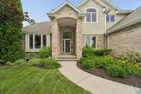 Exterior - 2917 E Fallcreek Ln, Appleton, WI 54913 photo 1 of 8