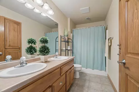 Bath - 2917 E Fallcreek Ln, Appleton, WI 54913 photo 7 of 8