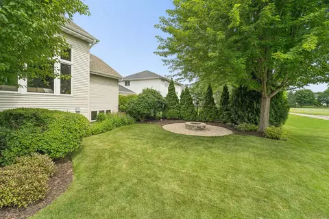Exterior - 2917 E Fallcreek Ln, Appleton, WI 54913 photo 5 of 8