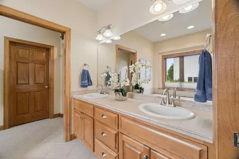 Bath - 2917 E Fallcreek Ln, Appleton, WI 54913 photo 3 of 8