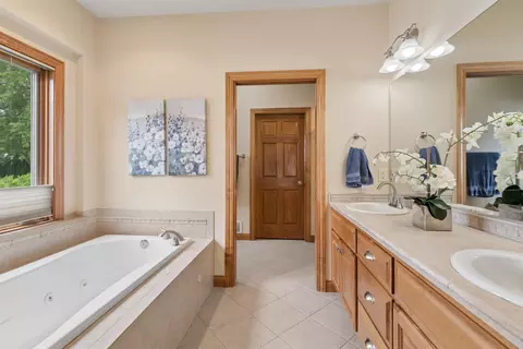Bath - 2917 E Fallcreek Ln, Appleton, WI 54913 photo 2 of 8