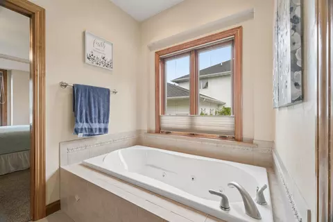 Bath - 2917 E Fallcreek Ln, Appleton, WI 54913 photo 4 of 8