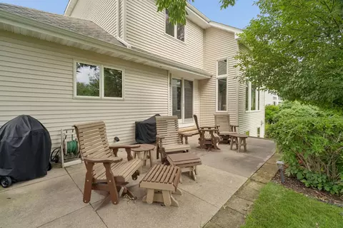 Exterior - 2917 E Fallcreek Ln, Appleton, WI 54913 photo 3 of 8