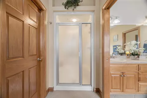 Bath - 2917 E Fallcreek Ln, Appleton, WI 54913 photo 6 of 8