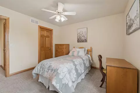 Bedroom - 2917 E Fallcreek Ln, Appleton, WI 54913 photo 6 of 8