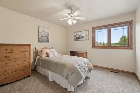 Bedroom - 2917 E Fallcreek Ln, Appleton, WI 54913 photo 5 of 8