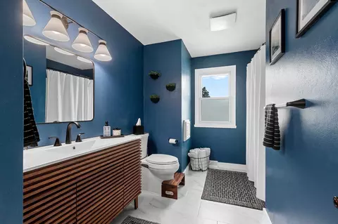Bath - 1718 Schaefer Cir, Appleton, WI 54915 photo 2 of 3