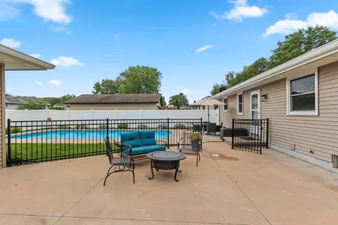 Exterior - 1718 Schaefer Cir, Appleton, WI 54915 photo 14 of 19