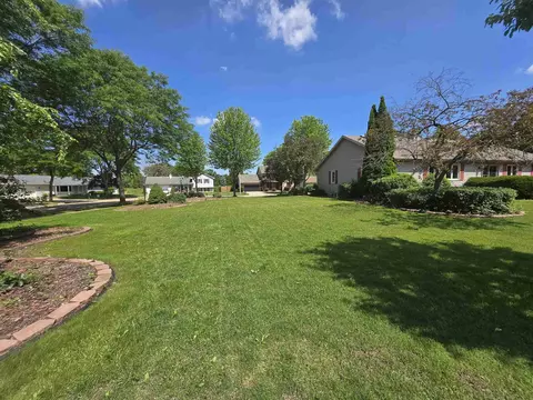 Exterior - 1709 E Bayberry St, Appleton, WI 54915 photo 3 of 7
