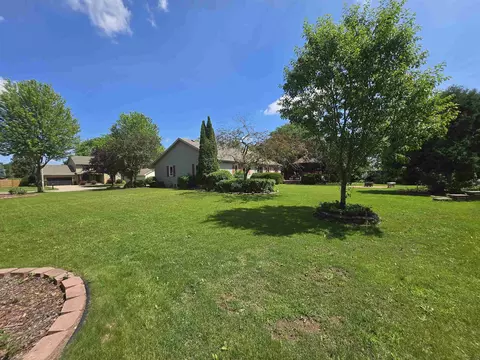 Exterior - 1709 E Bayberry St, Appleton, WI 54915 photo 4 of 7