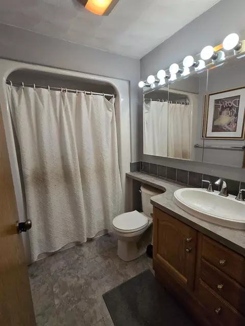 Bath - 1709 E Bayberry St, Appleton, WI 54915 photo 2 of 3