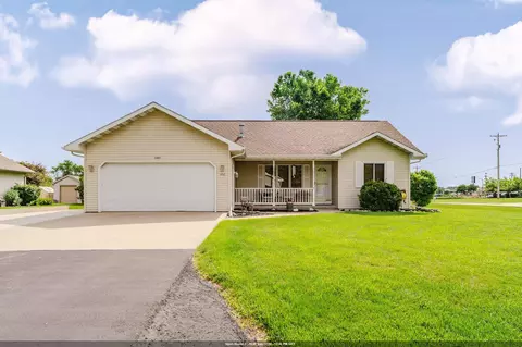 1202 Willow Bend Ln, Oshkosh, WI 54904