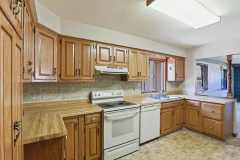 Kitchen - 5400 Long Ct, Appleton, WI 54914 photo 4 of 4