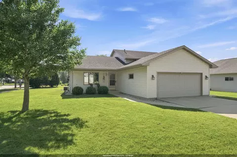75 Rolling Green Cir, Oshkosh, WI 54904