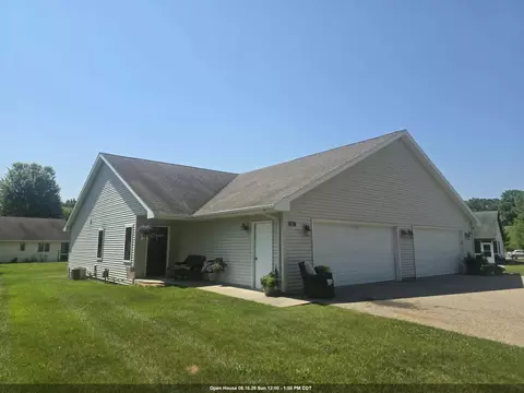961 Charles Wright Dr, Waupaca, WI 54981