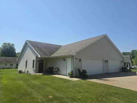 961 Charles Wright Dr, Waupaca, WI 54981