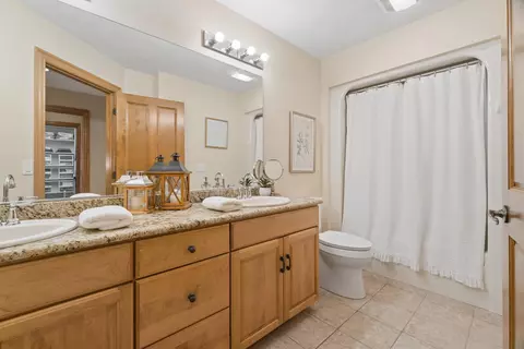 Bath - 208 E Apple Creek Rd, Appleton, WI 54913 photo 6 of 6