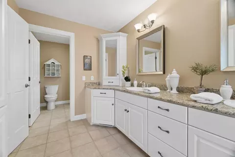 Bath - 208 E Apple Creek Rd, Appleton, WI 54913 photo 4 of 6