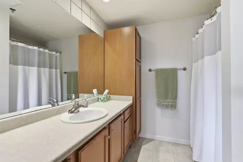 Bath - 400 N Richmond St #431, Appleton, WI 54914 photo 2 of 2