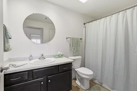 Bath - 400 N Richmond St #431, Appleton, WI 54914 photo 1 of 2