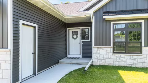 Exterior - 2005 E Ridge Haven Ln, Appleton, WI 54913 photo 1 of 4