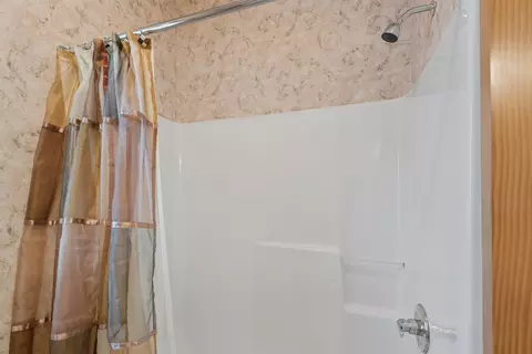 Bath - 3831 N Wayside Ln, Appleton, WI 54913 photo 4 of 4