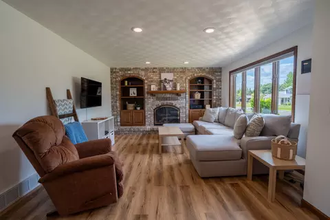 Living - n9626 Darboy Drive, Appleton, WI 54915 photo 3 of 4