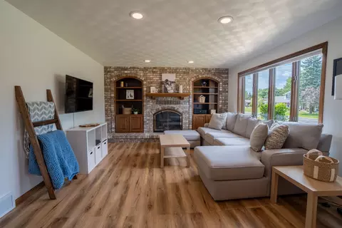 Living - n9626 Darboy Drive, Appleton, WI 54915 photo 1 of 4