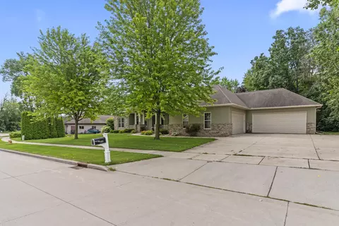 1055 Zacher Dr, Oshkosh, WI 54901