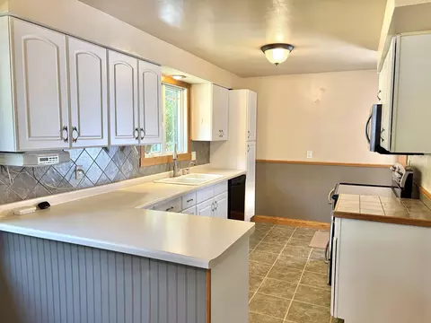Kitchen - 1137 W Roberts Ave, Appleton, WI 54914 photo 3 of 4