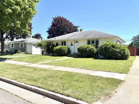 Exterior - 1137 W Roberts Ave, Appleton, WI 54914 photo 2 of 5