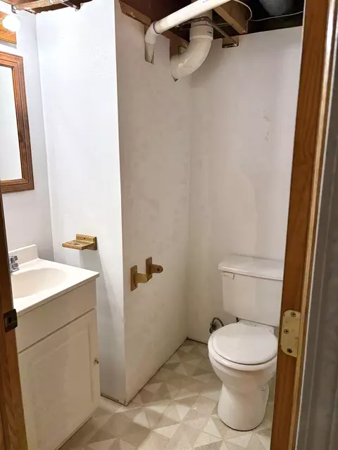 Bath - 1137 W Roberts Ave, Appleton, WI 54914 photo 3 of 3