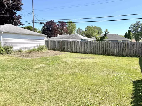 Exterior - 1137 W Roberts Ave, Appleton, WI 54914 photo 4 of 5