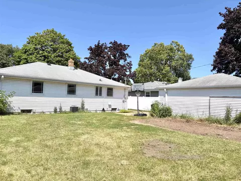 Exterior - 1137 W Roberts Ave, Appleton, WI 54914 photo 3 of 5