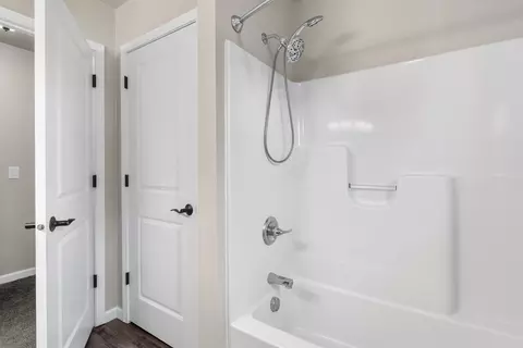 Bath - 609 Creekview Ln, Appleton, WI 54915 photo 4 of 4