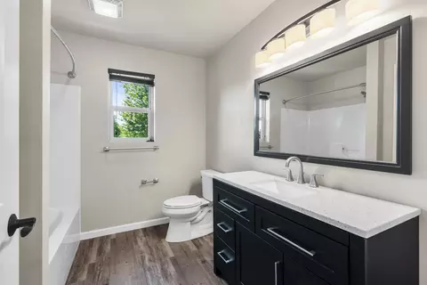 Bath - 609 Creekview Ln, Appleton, WI 54915 photo 3 of 4